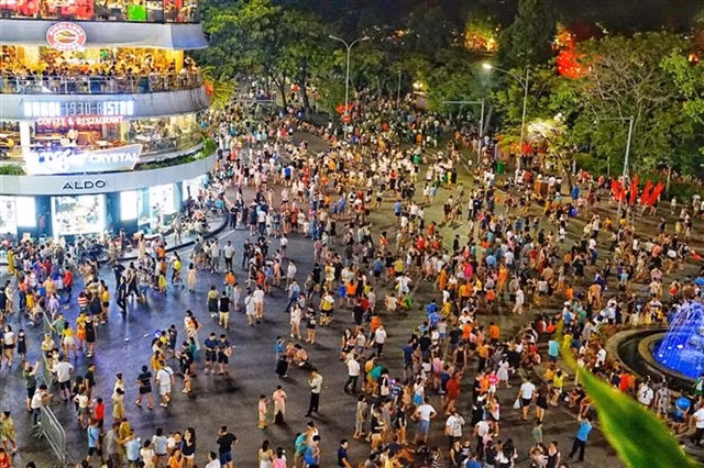 Pedestrians at Đông Kinh Nghĩa Thục Square in Hoàn Kiếm District, Hà Nội. — VNA/VNS Photo