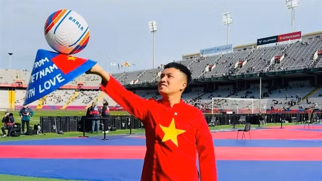 Đỗ Kim Phúc has been invited twice to perform freestyle football in Spain. Photos courtesy of Kim Phúc