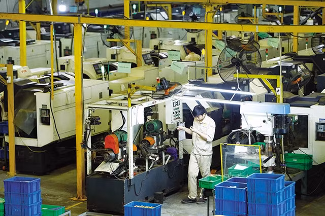 Workers at a factory in the Tân Quang Industrial Zone in Hưng Yên Province. VNA/VNS Photo Đức Quang