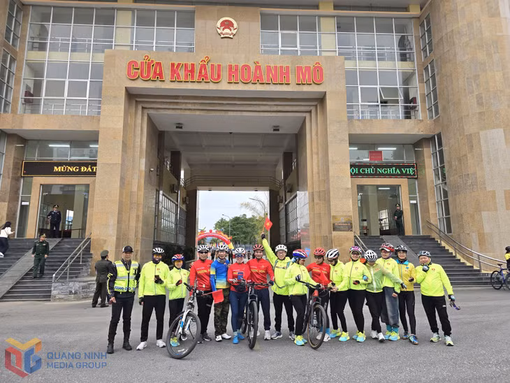 Vietnamese athletes gathered early at Hoanh Mo Border Gate (Binh Lieu) to prepare for the friendly cycling event.
