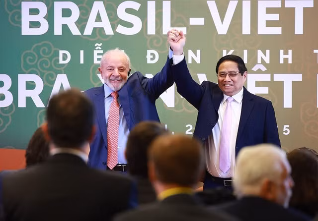 Brazilian President Lula da Silva and Prime Minister Phạm Minh Chính at the Việt Nam-Brazil Economic Forum in Hà Nội on Saturday. — VNA/VNS Photos Dương Giang