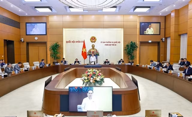 NA Chairman Trần Thanh Mẫn speaks at the 43rd session of the NA Standing Committee yesterday. — VNA/VNS Photo