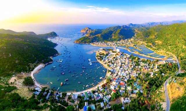 Adjacent to Ninh Chữ beach and Núi Chúa National Park, the Vĩnh Hy Bay is one of the world’s nine recognised biospheres. Photo vneconomy.vn