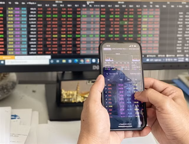 An investor monitors the stock market. — Photo baotintuc.vn