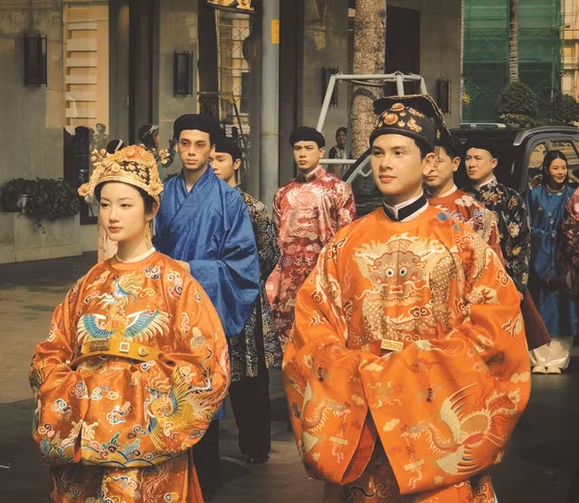 TRADITIONAL PAIRING: Two volunteer models wear royal costumes leading the parade.
