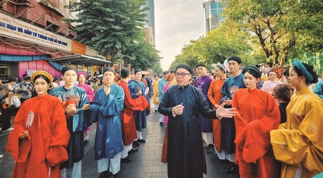 RIOT OF COLOUR: Hundreds of royal costumes from the dynasties of Lý, Trần, Lê and Nguyễn are paraded along main streets in HCM City. Photos Phạm Thế Hiển