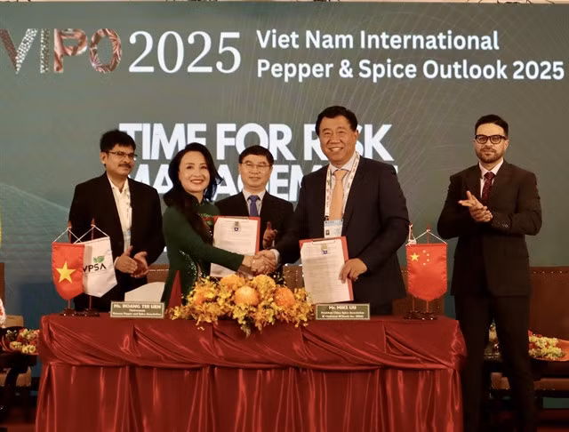 Representatives from the Việt Nam Pepper and Spice Association and the China Spice Association shake hands after signing an Memorandum of Understanding. — VNA/VNS Photo Xuân Anh