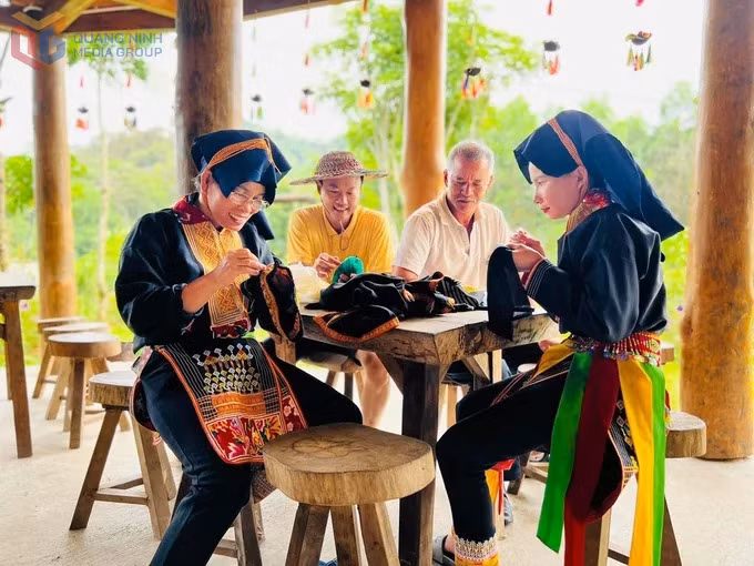 Locals and tourists will participate in traditional folk games and experience the traditional embroidery art of the Dao Thanh Phan people.