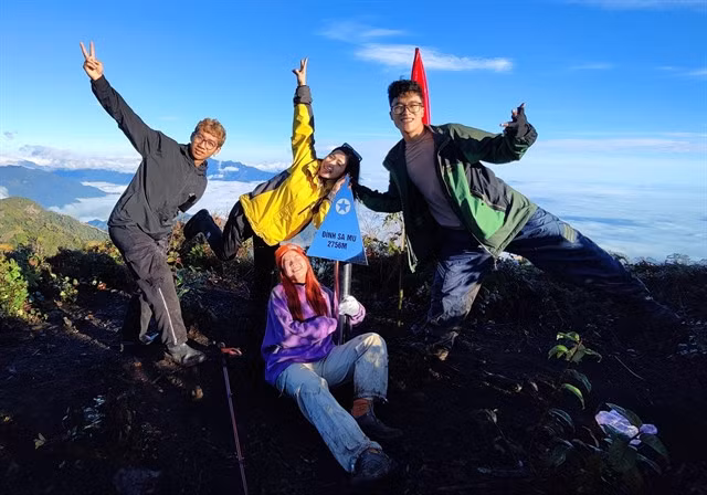 Tourists are happy after conquering Sa Mu Peak. — Photo laodong.vn