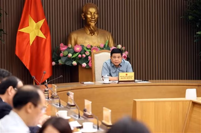 Deputy Prime Minister Nguyễn Chí Dũng chairs a meeting with ministries and agencies to discuss the country’s private sector development project on Monday. VNA/VNS Photo