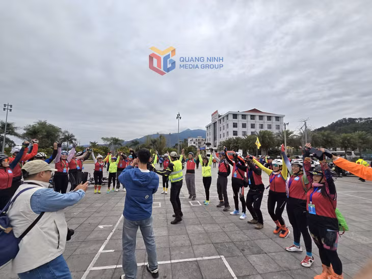 Athletes from both countries actively engaged in cultural exchange activities after reaching the final destination.