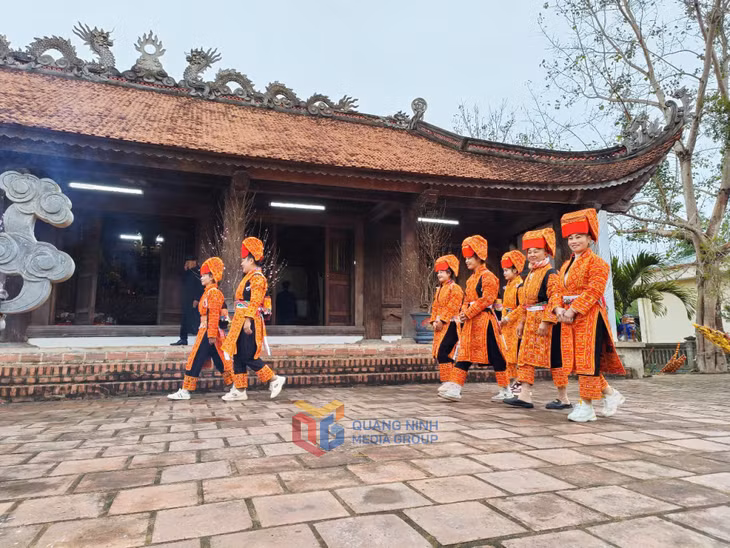 The girls of the Lo Gang Dao eagerly participate in the Da Village Communal House Festival at the beginning of the new spring.