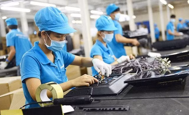 Workers at a factory in the southern province of Bình Dương. VNA/VNS Photo