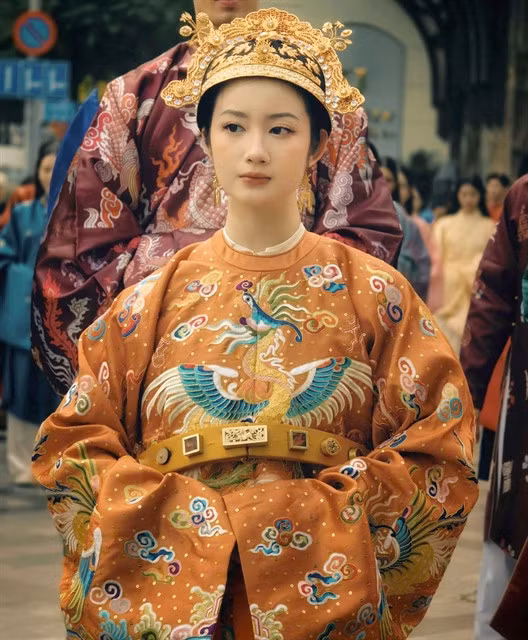 YOUNG BEAUTY: Lê Hồng Ân in royal costume reminds the parade spectators of Việt Nam's last Queen Nam Phương.