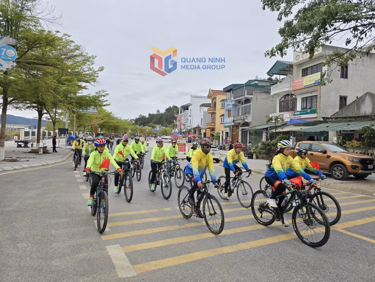 Vietnamese and Chinese athletes arrived at the center of Binh Lieu Town after approximately one hour of travel.