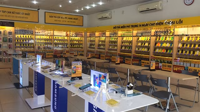 Inside a mobile phone store in Hai Bà Trưng District, Hà Nội. VNA/VNS Photo