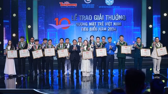 Prime Minister Phạm Minh Chính, First Secretary of the Central Committee of the Ho Chi Minh Communist Youth Union (HCYU) Bùi Quang Huy presented the Việt Nam Outstanding Young Faces awards to the winners. — VNA/VNS Photo