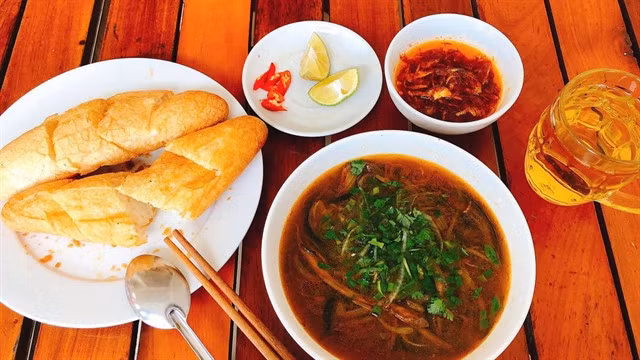 Nghệ An's eel soup, a must-try dish when travelers and guests visiting the central province. Photo trangtraiviet.danviet.vn