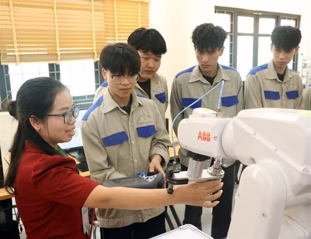 Training high quality workers at Hưng Yên Province's University of Technology and Education. VNA/VNS Photo