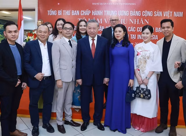 Party chief Tô Lâm in meeting with representatives of the Vietnamese community and staff of the Vietnamese embassy in Jakarta on March 9. — VNA/VNS Photo