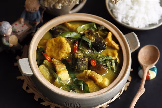 Eel cooked with young banana and tofu is also a popular dish cooked by local wives. Photo fptshop.com.vn