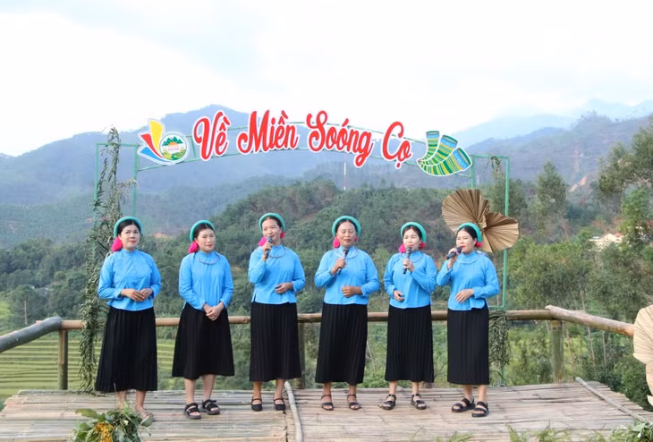 Ethnic minority people in Quang Ninh delightedly enjoy their spring festival.