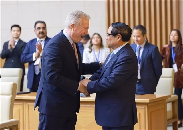 PM Phạm Minh Chính (right) welcomes USABC delegation. — VNA/VNS Photo