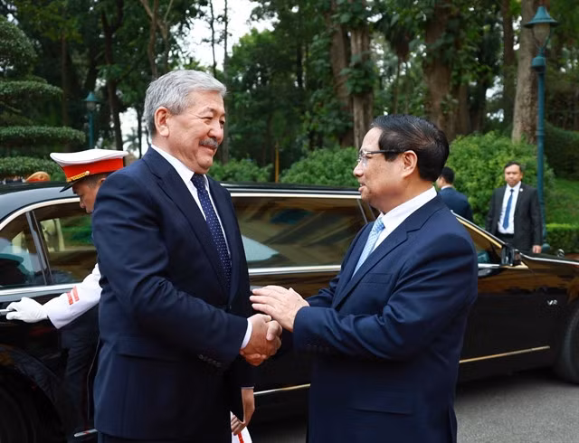 Vietnamese Prime Minister Phạm Minh Chính (right) welcomed Kyrgyz counterpart Adylbek Kasimalyev. — VNA/VNS Photo Dương Giang