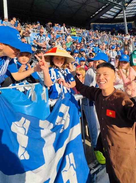 Đỗ Kim Phúc gives his conical hat to a Spanish little fan in his first time in La Liga. -- Photo courtesy of Kim Phúc