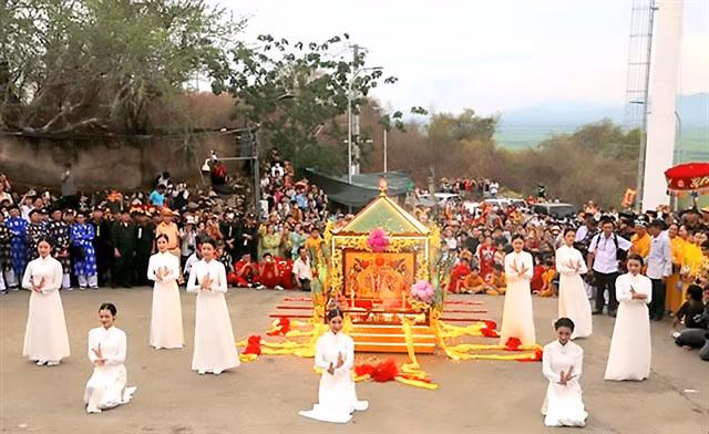 The Festival of the Bà Chúa Xứ in An Giang Province is one of the biggest religious events in the south. The province will host a ceremony on March 19 to celebrate the recognition of this festival as a UNESCO intangible cultural heritage. VNA/VNS Photo Công Mạo