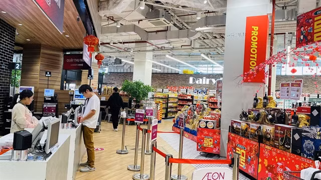 A Hà Nội resident shops at Bic C Thăng Long supermarket. The World Bank says domestic business activities and services will be crucial for Việt Nam's economic growth this year. — VNA/VNS Photo Trần Việt