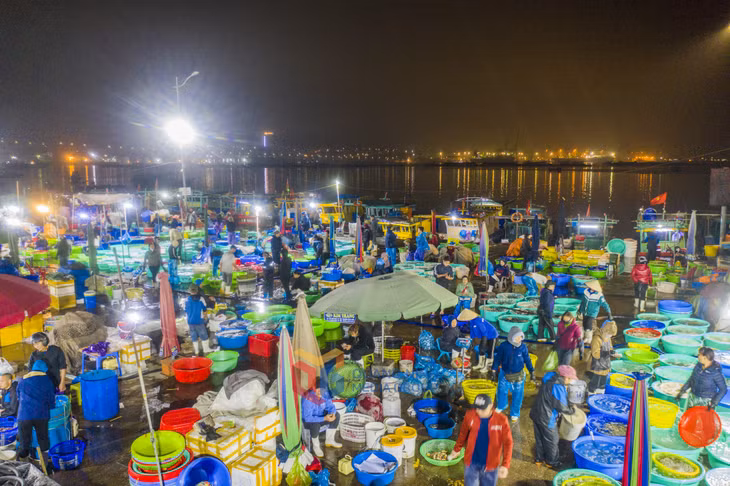 Nhộn nhịp kẻ bán người mua