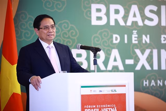 Prime Minister Phạm Minh Chính speaks at the forum.