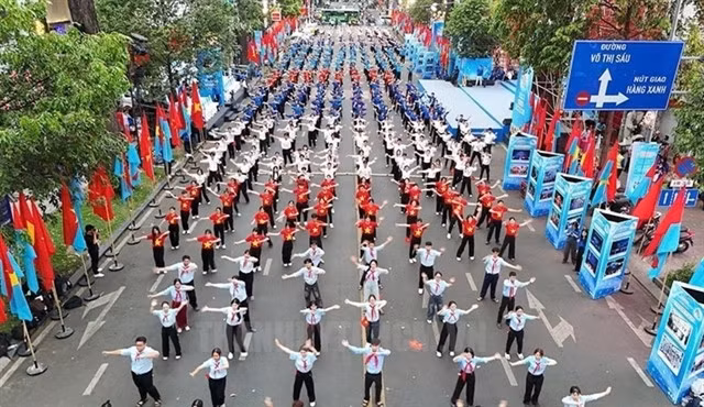 A mass dance performance by students. (Source: HCM City Party Organisation's portal)