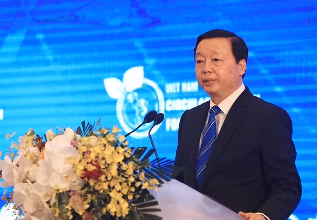 Minister of Natural Resources and Environment Trần Hồng Hà gives a speech at the conference.