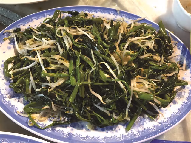 HEALTHY VEGGIES: The highlight of the food was this beautiful stir-fried morning glory mixed with beansprouts. VNS Photo Mỹ Hà