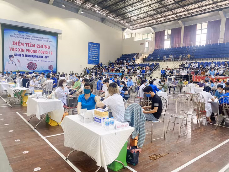 Workers receive the 4th dose at Duong Huy Coal Company.