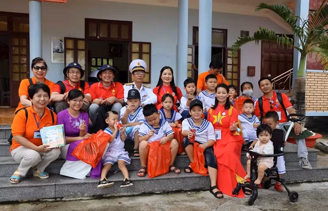 Overseas Vietnamese present gifts to children on the island.