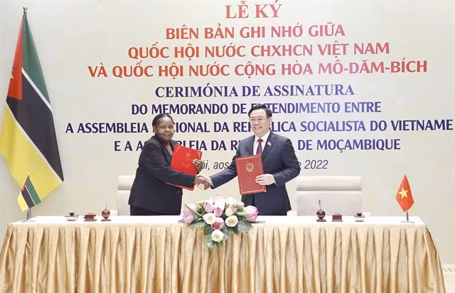 National Assembly Chairman Vương Đình Huệ and visiting President of the Assembly of Mozambique Republic Esperanca Laurinda Francisco Nhiuane Bias on Monday sign the cooperation memorandum between the two parliaments.