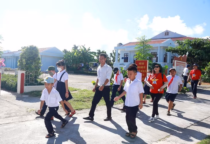Children on Song Tu Tay Island