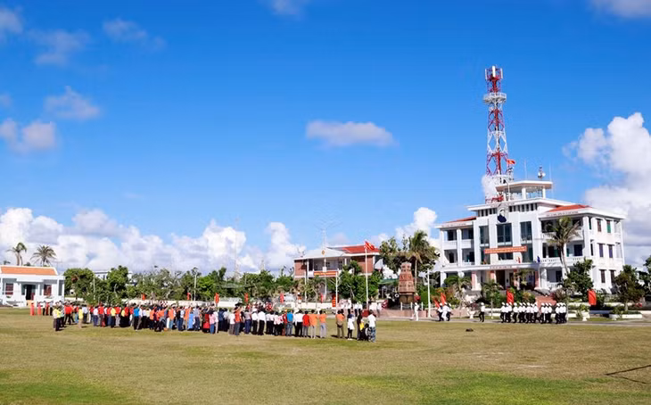 The delegation arrived in Song Tu Tay Island, joining a parade on the island.