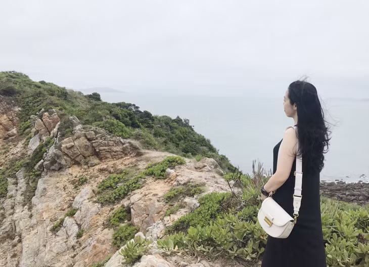 Standing on Eo Gio peak, tourists are impressed by the immensity of the sky and the sea.