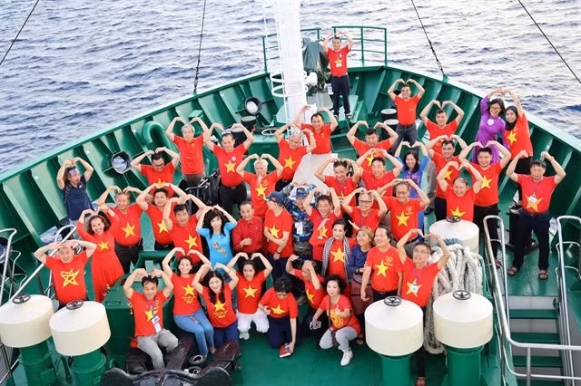 More than 40 overseas Vietnamese from 17 different countries around the world joined the trip to Trường Sa island district in the south-central province of Khánh Hòa between May 17-25.