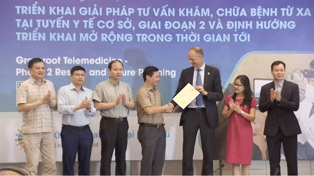 UNDP representatives on Thursday hand over Copyright Certificate of "Doctor for Everyone" digital solution to the Ministry of Health to improve local people's access to quality health services. — Photo Courtesy of UNDP