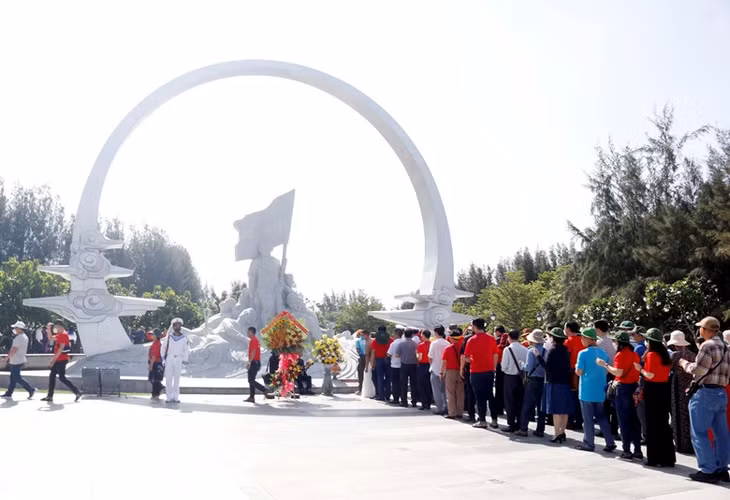 Before boarding, the delegation visited a memorial site for martyrs who sacrificed themselves in Gac Ma Island in 1988.