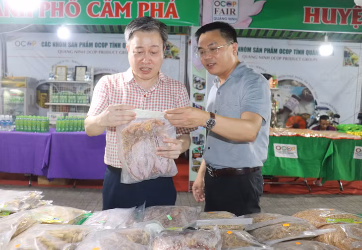 The fair includes over 30 kiosks displaying and selling more than 150 typical products from 13 districts and cities across the province.