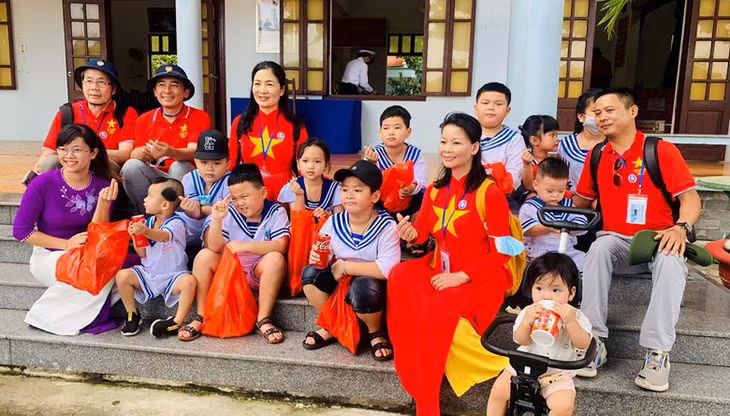Overseas Vietnamese with children on Spratly Islands.