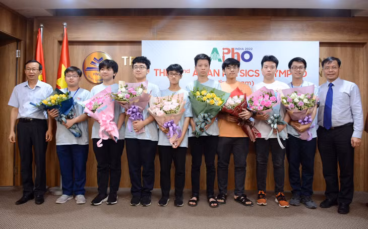 All eight Vietnamese students win prizes at 2022 Asian Physics Olympiad