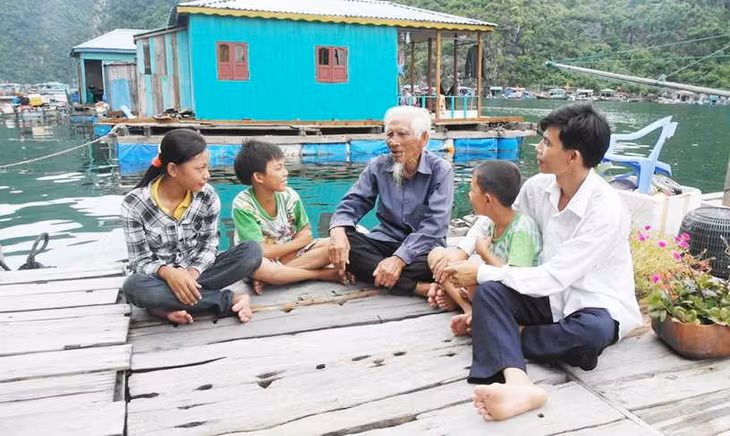Artist Nguyen Van Huu teaches fishing residents how to sing folk songs.