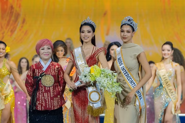 Vietnamese contestant Đoàn Thu Thủy (centre) has been crowned the fourth runner-up of Miss Global 2023. Photo courtesy of Minh Tuan Couture